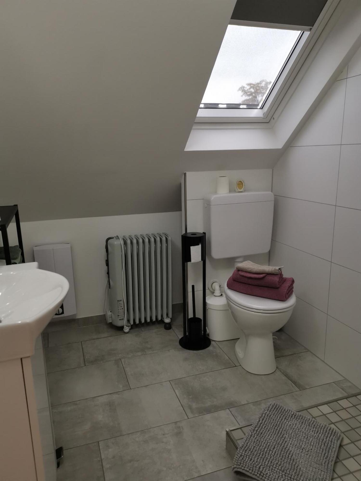 Dachzimmer Mit Kochecke Und Duschbad, Nahe Messe Hannover Ngoại thất bức ảnh